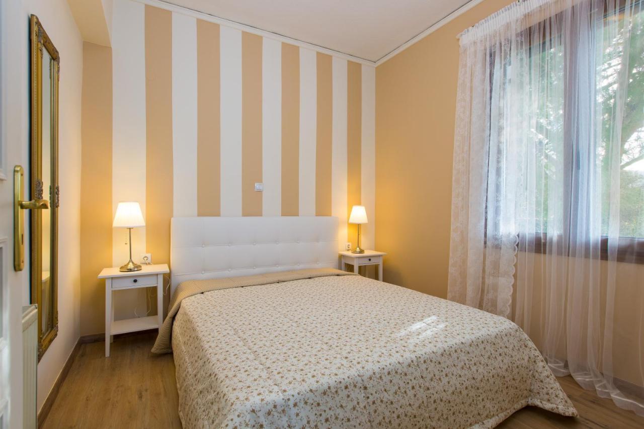 Beachfront Family Villa Katerina With Private Pool, Playground, Bbq & Amazing Sea Views! Petres  Екстериор снимка