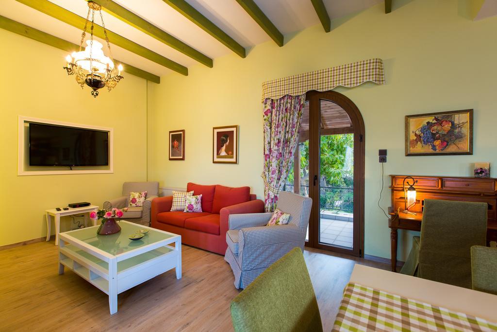 Beachfront Family Villa Katerina With Private Pool, Playground, Bbq & Amazing Sea Views! Petres  Екстериор снимка